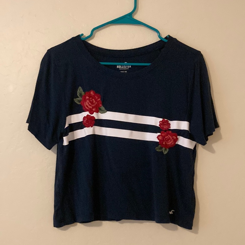 Cropped tshirt in navy blue with Red embroidered flowers